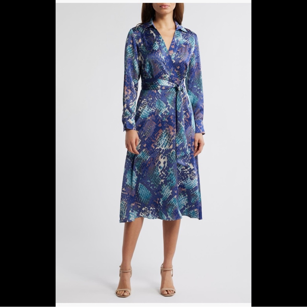 Tahari
Long Sleeve Hammered
Satin Wrap Front